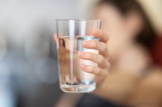 articulo cuantos litros de agua beber